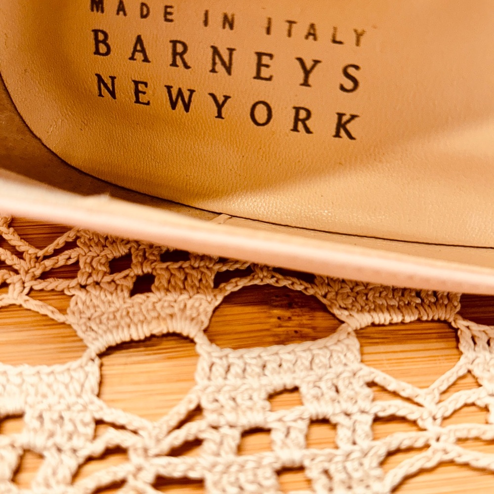 GORGEOUS BARNEYS NEW YORK Italian leather neutral pumps size 8 - Picture 2 of 7